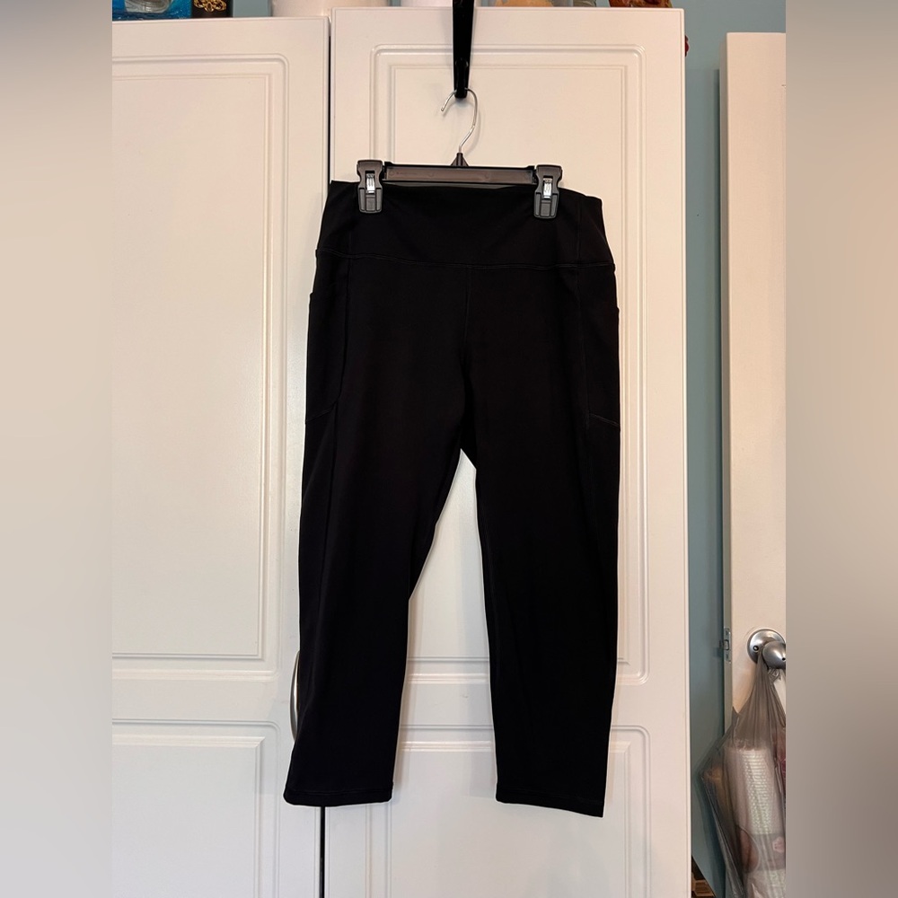 GAP Fit Capri Leggings with 2 pockets, Solid Black - Size Large